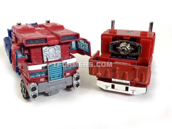Review Siege Optimus Prime Voyager War For Cybertron  (39 of 45)